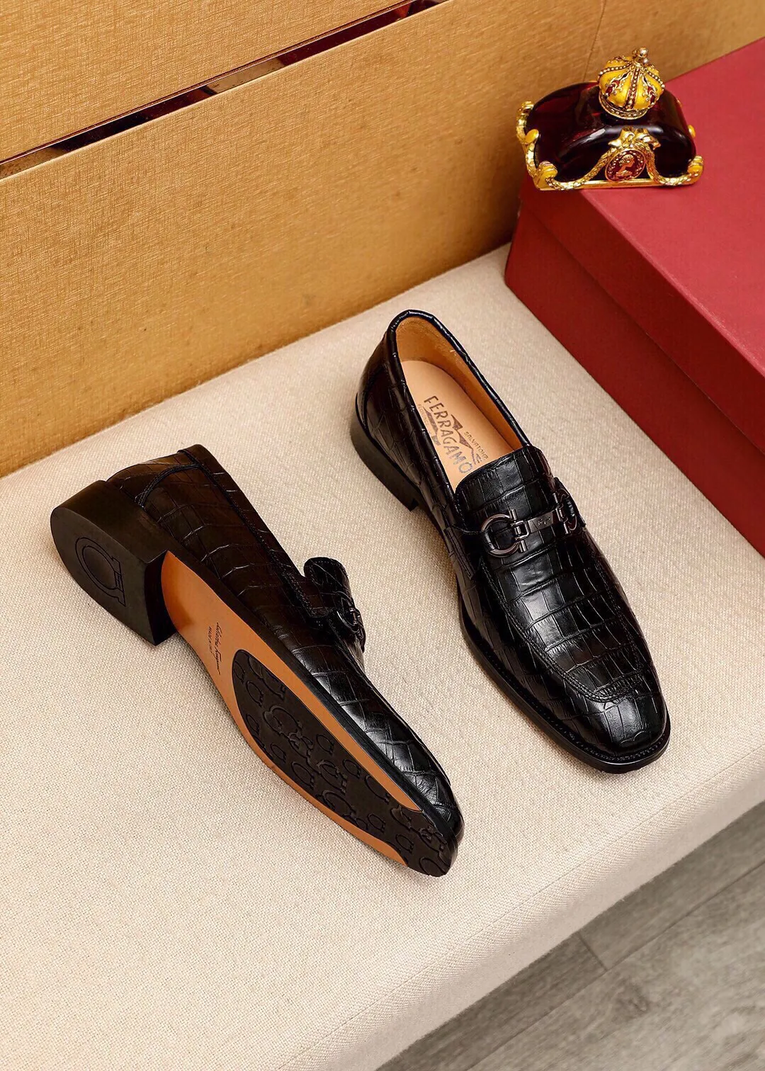 Men's shoes 💰460 💐 Product trademark: Ferragamo "Ferragamo" casual leather shoes Regular size: 38-44 (custom-made at 45.46.47🉑️) Product materials: Selected imported first-layer calfskin embossed upper + original hardware buckle, imported water-dyed cow leather lining. Strong three-dimensional visual effect, combined outsole Color: 2⃣️colors available